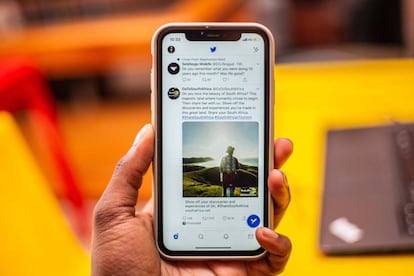 Twitter en un móvil con funda