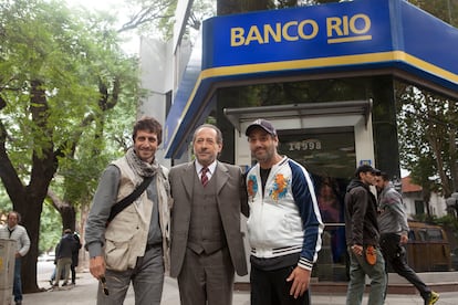 Los actores Diego Peretti (izquierda) y Guillermo Francella (centro) junto al director de 'El robo del siglo', Ariel Winograd.