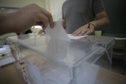 Ambiente electoral en el colegio Príncipe Felipe de Boadilla del Monte (Madrid).