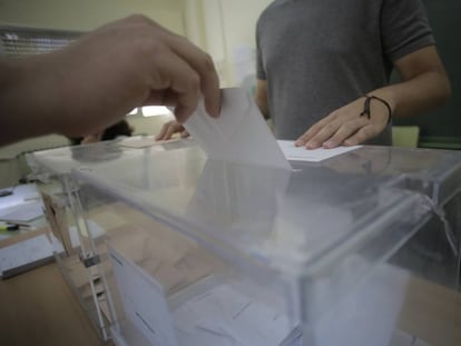 Ambiente electoral en el colegio Príncipe Felipe de Boadilla del Monte (Madrid).