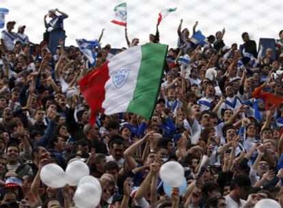 Las gradas del estadio de Vélez rebosan de espectadores pese a la gripe.