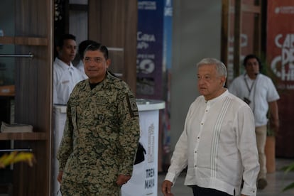 López Obrador junto al secretario de la Defensa Nacional, Luis Crescencio Sandoval, este viernes en San Francisco (Estado de Campeche).