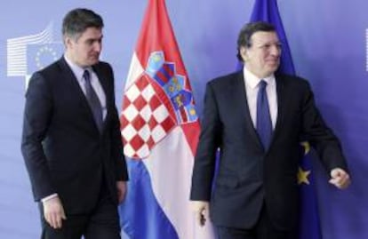 El primer ministro croata, Zoran Milanovic, habla con el presidente de la Comisin Europea, Jos Manuel Barroso (d), antes de un encuentro en la sede de la UE en Bruselas, Blgica. EFE/Archivo