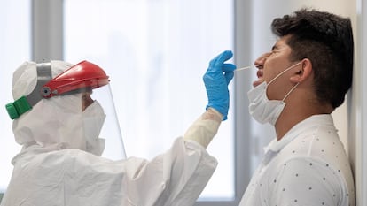 Una sanitaria toma muestras de PCR en el centro de salud sur de Totana, el 21 de julio.