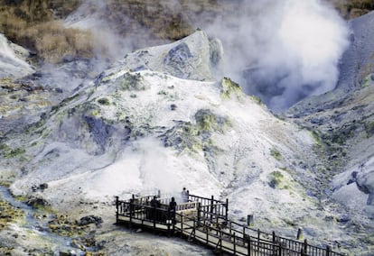 Aunque su número de géiseres es escaso (no más de cuatro), como el del pequeño pueblo pesquero de Shikabe, en Hokkaido, Japón es tierra geotérmica (lo manifiesta en forma de volcanes y terremotos). En la imagen, el llamado valle del Infierno, en Noboribetsu, también en Hokkaido.