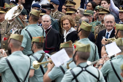 La reina Sofía, junto al obispo de Málaga, Jesús Catalá (izquierda), y el alcalde de Málaga, Francisco de la Torre, asisten al traslado a su casa hermandad de la figura del Cristo de la Buena Muerte y Ánimas de la Cofradía de Mena por parte de los Legionarios del Tercio Don Juan de Austria III de La Legión, este Jueves Santo en Málaga.