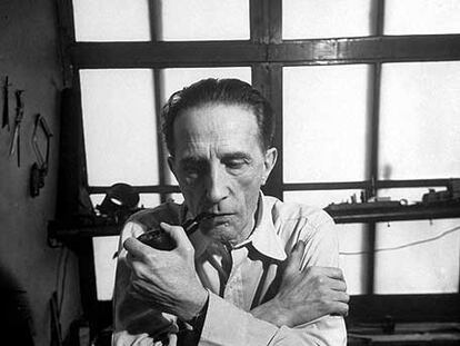 Marcel Duchamp jugando al ajedrez en 1952 con un reloj que marcaba el tiempo entre  movimientos.