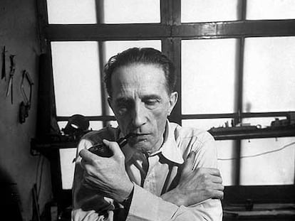 Marcel Duchamp jugando al ajedrez en 1952 con un reloj que marcaba el tiempo entre movimientos.