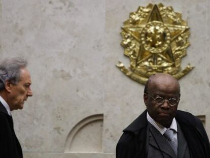 El presidente del Tribunal Supremo de Justicia de Brasil Joaquim Barbosa (d) y el juez Ricardo Lewandowski, durante el juicio.  