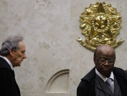 El presidente del Tribunal Supremo de Justicia de Brasil Joaquim Barbosa (d) y el juez Ricardo Lewandowski, durante el juicio.