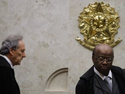 El presidente del Tribunal Supremo de Justicia de Brasil Joaquim Barbosa (d) y el juez Ricardo Lewandowski, durante el juicio.  