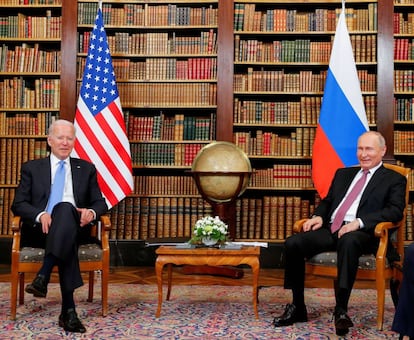 FILE PHOTO: U.S. President Joe Biden and Russia's President Vladimir Putin meet for U.S.-Russia summit at Villa La Grange in Geneva, Switzerland, June 16, 2021. REUTERS/Denis Balibouse/Pool/File Photo