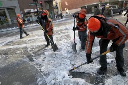 Una ola de frío ha azotado Canadá y partes de la costa este de Estados Unidos. En la fotografía, trabajadores quitan la nieve de la calle en Boston (EE UU).
