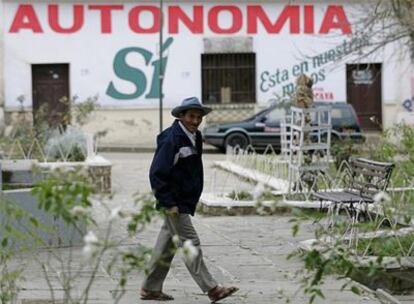 Un hombre pasea ante un mural llamando al 'sí' el referéndum en Tarija.