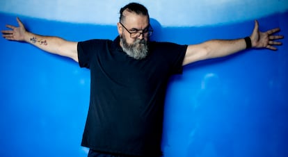 David Pastor Vico, en la estación Atocha-Almudena Grandes de Madrid. En el lado derecho de su cráneo se aprecia la cicatriz de su operación de melanoma.