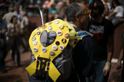 Un hombre porta en su mochila un lazo amarillo durante la concentración en la plaza Fossar de les Moreres de Barcelona, este miércoles en que se celebra la Diada.