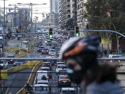 Un ciclista es protegeix de la contaminació davant d'un embús a la Gran Via de Barcelona.