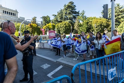 Un agente de policía se interpone entre manifestantes propalestinos y proisraelíes en los alrededores de Cibeles, este domingo.
