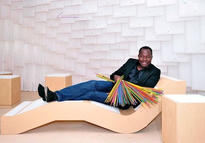 El arquitecto Francis Kéré, en una instalación de la exposición sobre sus proyectos que tuvo lugar en la Royal Academy of Arts de Londres en 2014.