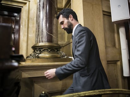 Roger Torrent entra al hemiciclo para presidir la mesa durante un pleno en el Parlamento de Cataluña, en septiembre de 2019.