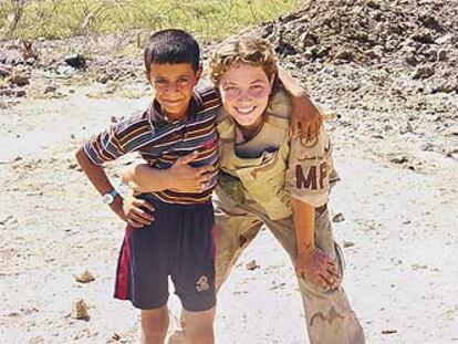 La soldado Sabrina D. Harman posa junto a un niño iraquí en la localidad de Hilla, al sur de Bagdad.