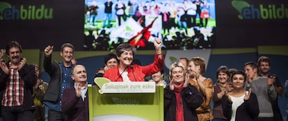 La candidata a Lehendakari por Bildu, Laura Mintegi (c), celebra los resultados obtenidos por su formación en las elecciones