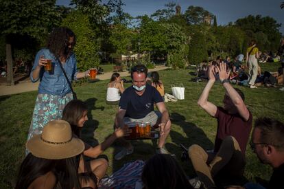 Grupos de gente, sin mascarilla, tomando alcohol en un parque de Barcelona, en el último día del toque de queda.