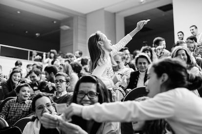 El público de 'Magia por Benín' disfruta de un espectáculo durante la séptima edición del festival, en Madrid.