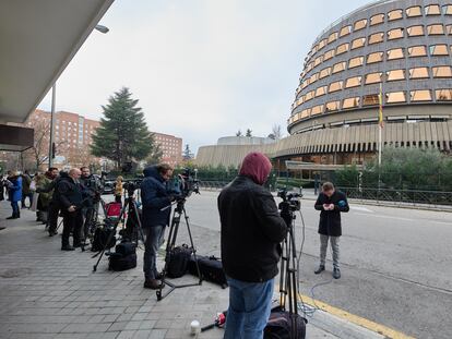 Varios trabajadores de medios de comunicación, este lunes frente a la sede del Tribunal Constitucional en Madrid.