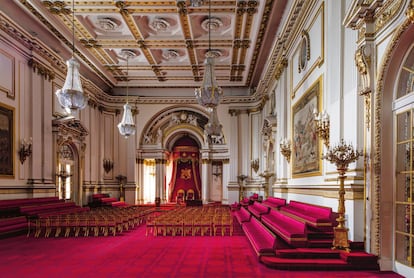 Todo palacio se merece unos altos techos y, para iluminarlo, unas buenas lámparas de araña, como los seis deslumbrantes 'chandeliers' que cuelgan sobre el salón de baile. Todas las luminarias del palacio pueden bajarse para su limpieza gracias a un control remoto, pero su mantenimiento tiene un alto coste: entre 2004 y 2005 se llegaron a gastar casi 100.000 libras (112.574 euros). La monarquía británica no puede menoscabar gastos porque es aquí donde la reina celebra investiduras y banquetes, recibiendo a jefes de estado y a unos 170 invitados.