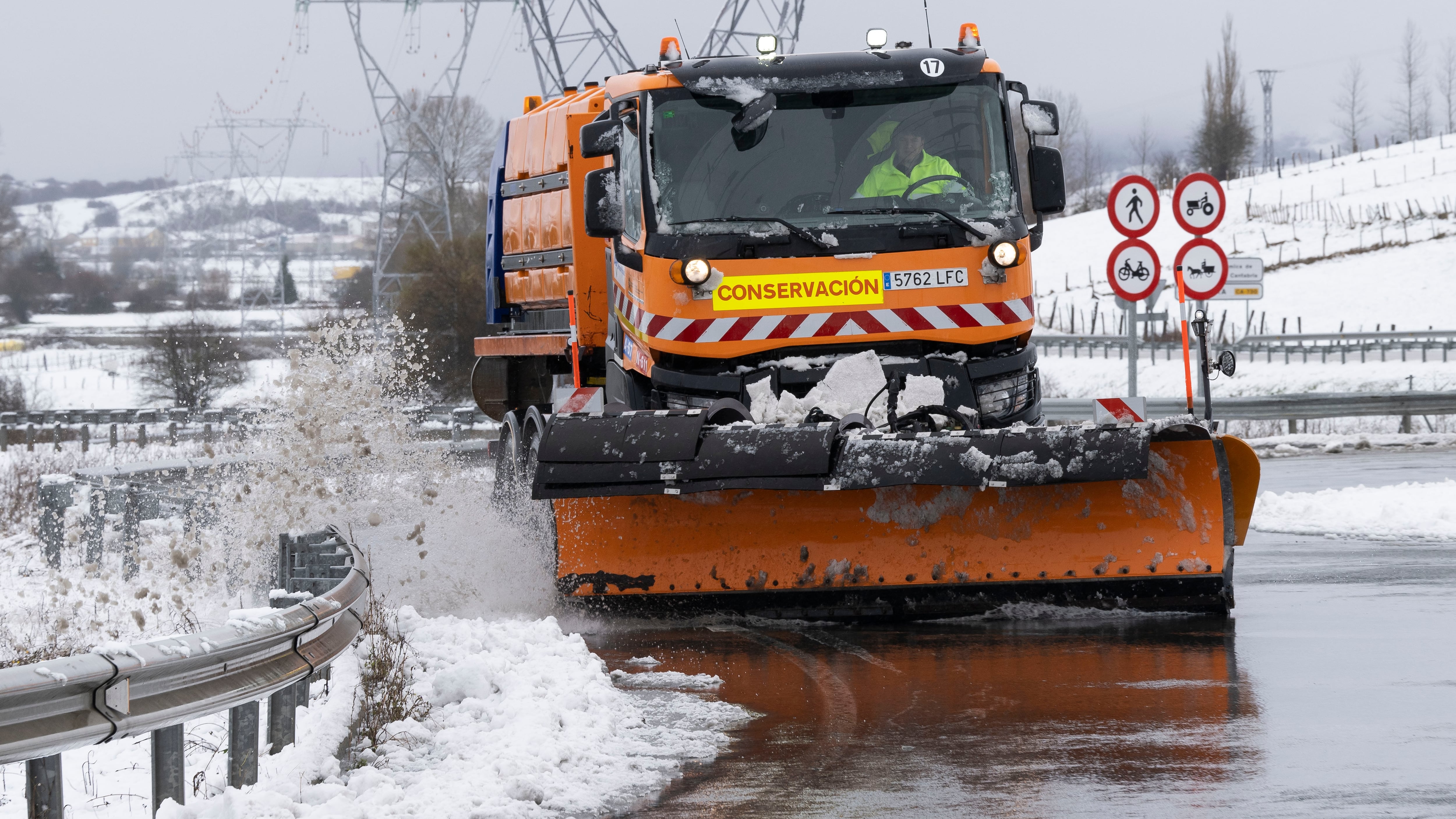 Neve in Nord della Penisola: 19 Strade Bloccate, DGT Consiglia Precauzioni
