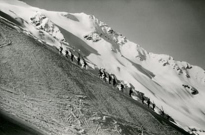 Toni Gobbi, guia a un grupo de clientes durante una de sus salidas de esquí de montaña.