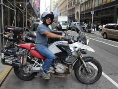 El viajero Miquel Silvestre posa en Nueva York, donde puso punto final a una ruta con la que ha dado la vuelta al mundo en catorce meses. EFE/Archivo