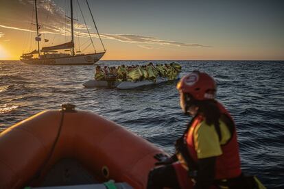 Por horas, o navio de resgate Astral e o barco de resgate ficam de guarda ao lado das 45 pessoas no barco à deriva, esperando a chegada da Guarda Costeira italiana.