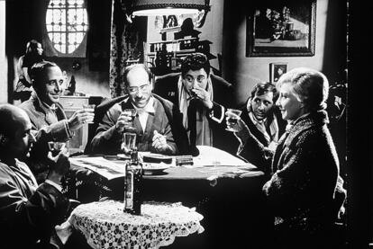 Una imagen de la película <i>Atraco a las tres</i>, de José María Forqué. De izquierda a derecha: Agustín González, Manuel Alexandre, José Luis López Vázquez, Cassen (Casto Sendra), Alfredo Landa y Gracita Morales.