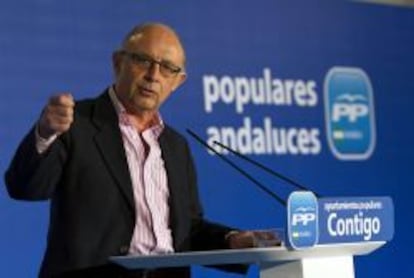 El ministro de Hacienda y Administraciones P&uacute;blicas, Crist&oacute;bal Montoro, durante su intervenci&oacute;n hoy en la clausura de la convenci&oacute;n municipal del PP andaluz.