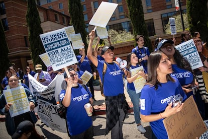 Estudiantes se manifiestan a favor del programa DACA, en Los Ángeles, el 17 de mayo de 2023.