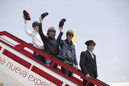 Los Bootleg Beatles, banda tributo a los cuatro de Liverpool, a su llegada hoy al aeropuerto Adolfo Suarez Madrid-Barajas para el concierto que ofrecerán el próximo 2 de julio en Las Ventas que conmemora el que ofrecieron hace 50 años los Beatles en ese coso taurino.