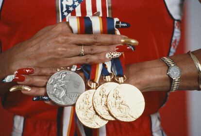 Detalle de una de las manicuras de la atleta, en 1988, sosteniendo sus cuatro medallas en Seúl.