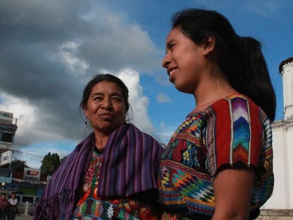 En sus canciones, Sara Curruchich habla de las enseñanzas de su madre, del respeto por la naturaleza y de la memoria de los pueblos mayas.