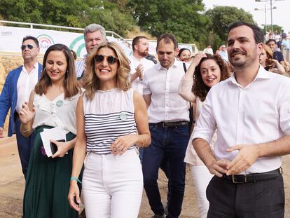 La vicepresidenta segunda, Yolanda Díaz, con el ministro de Consumo, Alberto Garzón, y la titular de Derechos Sociales, Ione Belarra, en un acto en Dos Hermanas (Sevilla), el 14 de junio.