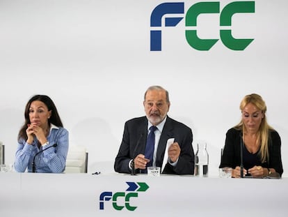 El empresario mexicano Carlos Slim, entre Esther Koplowitz y su hija Esther Alcocer, actual presidenta de FCC.
