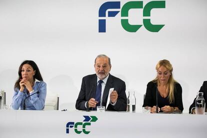 El empresario mexicano Carlos Slim, entre Esther Koplowitz y su hija Esther Alcocer, actual presidenta de FCC.