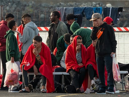 Las personas llegadas de tres pateras descansaban el miércoles en Puerto Naos (Arrecife) tras su llegada.