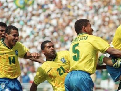 ESTADOS UNIDOS 1994. BRASIL, 0-ITALIA, 0. Bebeto abraza entre lágrimas de felicidad a Taffarel después de ganar el título en el tanda de penaltis, después de que Baggio errara su lanzamiento.