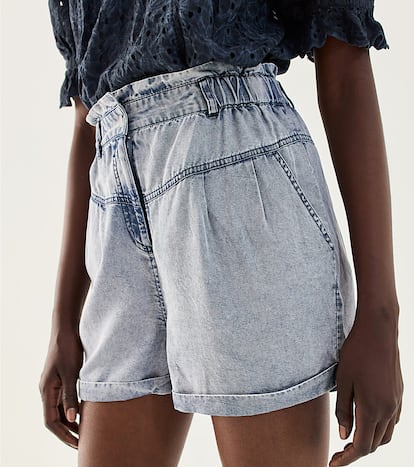 Si todo lo que tenga que ver con la estética retro te va, entonces estos shorts de tiro alto y efecto lavado de IKKS es justo lo que buscas.

115€