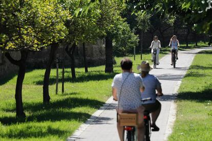 El carril bici del río conecta el Oeste de la ciudad con el centro y casi con el mar, de manera sana y sostenible.