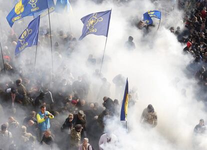 Varios miles de manifestantes ultranacionalistas se enfrentan con la Policía frente al Parlamento ucranio (Rada Suprema) en Kiev, lanzando cócteles Molotov, bombas de humo y piedras contra las ventanas del edificio 