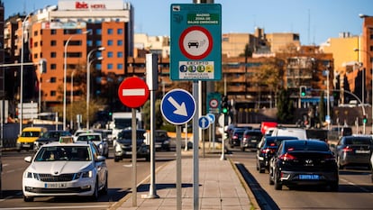 Carteles de Madrid zona de bajas emisiones en Ventas.