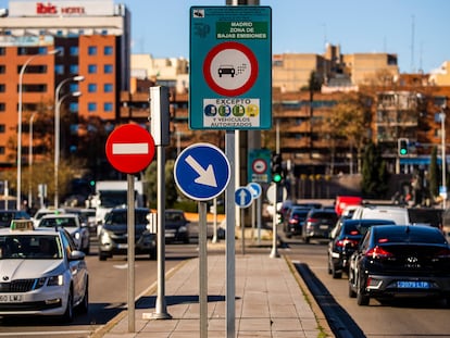 Carteles de Madrid zona de bajas emisiones en Ventas.